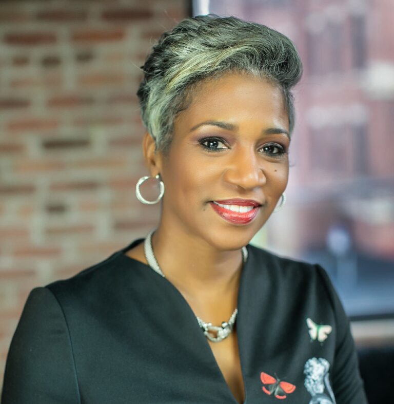 Dara Munson headshot